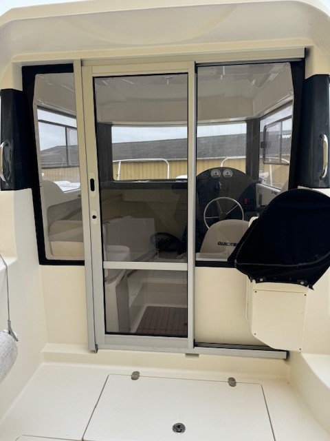 slider 0 Quicksilver Captur 555 Pilothouse